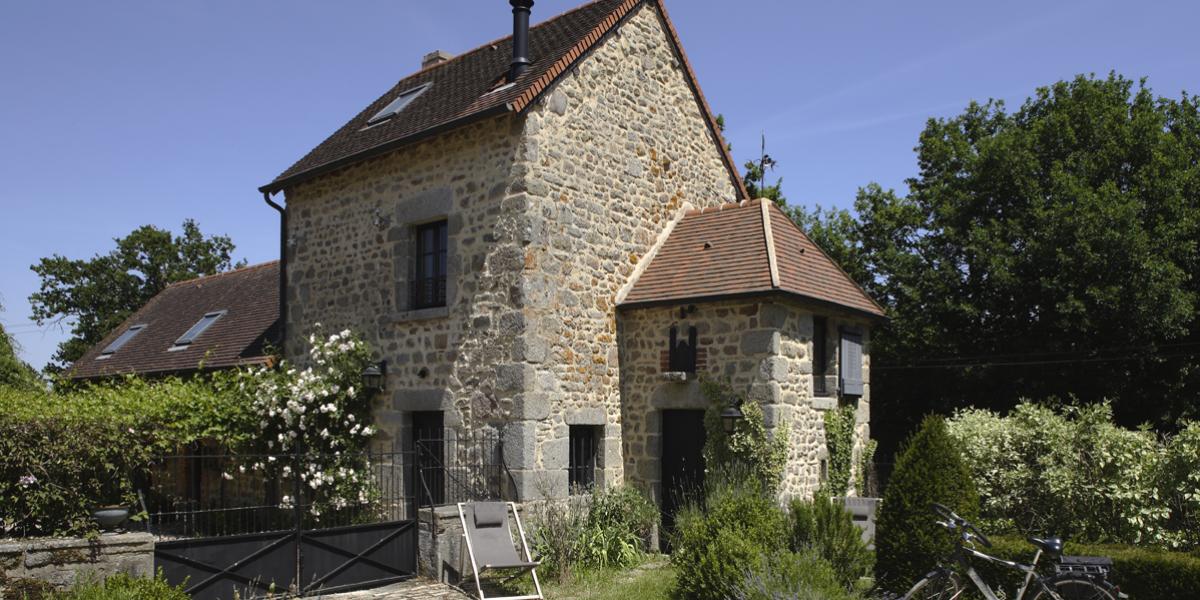 Charming cottages for 4 and 8 people classified 5 stars at the Gites de France with swimming pool, tennis court in a large lanscaped park with a fishing pond