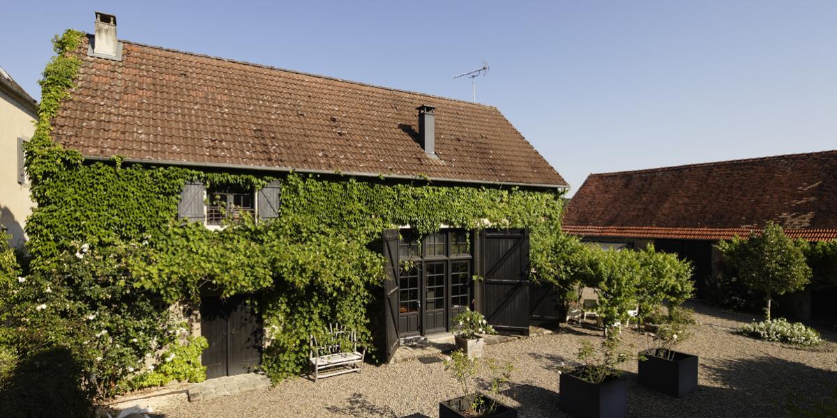 Charming cottage for 8 people classified 4 stars with large heated swimming pool, tennis court in a large lanscaped park with a fishing pond