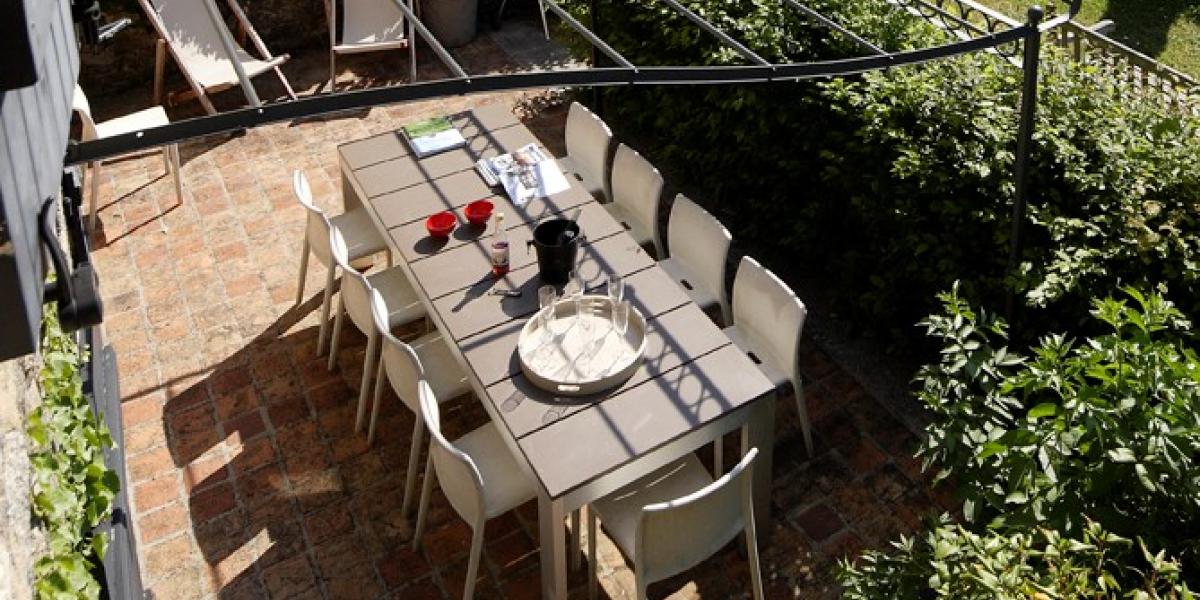 Charming cottage for 8 people classified 4 stars with large heated swimming pool, tennis court in a large lanscaped park with a fishing pond