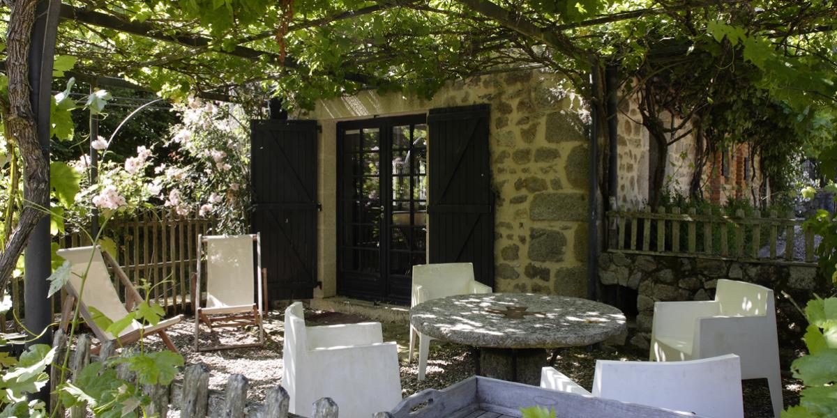 Charming cottage for 4 people classified 4 stars with large heated swimming pool, tennis court in a large lanscaped park with a fishing pond