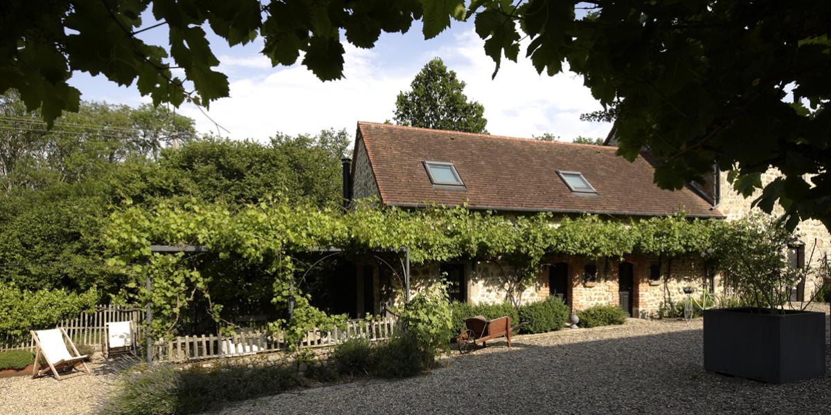 Charming cottage for 4 people classified 4 stars with large heated swimming pool, tennis court in a large lanscaped park with a fishing pond