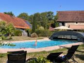 Piscine chauffée sous abri rétractable Domaine de Louveraude****