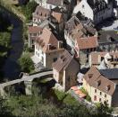 le pont de la Terrade et Les Maisons du Pont à Aubusson à 25 minutes des cottages de charme 5 étoiles du domaine de Louveraude avec piscine, tennis et espace paysagé en Nouvelle Aquitaine